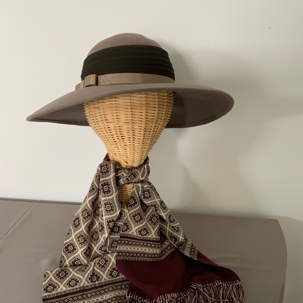 Vintage Gwenn Pennington/Michael Howard. Taupe and brown. One blemish